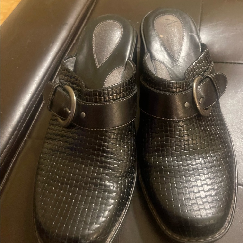 Women’s shoes artesian Clarks. Size 8.5.  Color Black.